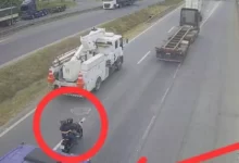Photo of Caminhão arrasta motocicleta e deixa dois mortos na BR-277