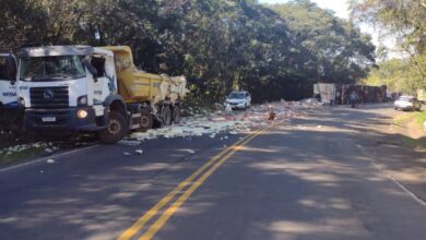 Photo of Carreta bate em caminhão, tomba e deixa dois feridos na SC 283