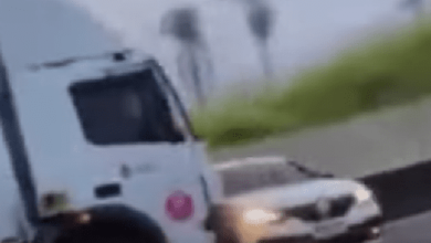 Photo of Caminhão arrasta carro em rodovia para fugir de assalto
