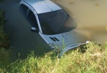 Photo of Carro cai em açude na região