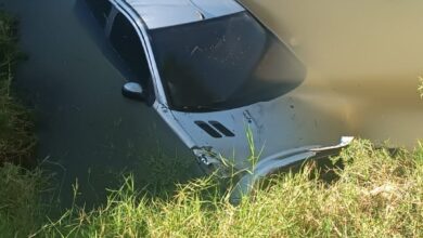 Photo of Carro cai em açude na região