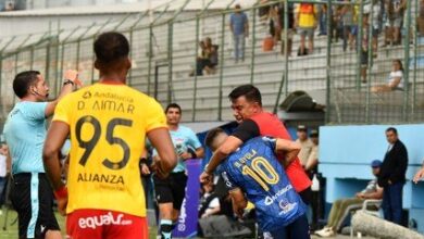 Photo of Treinador tem ‘dia de fúria’ e agride dois jogadores adversários