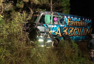 Photo of Acidente com carro e ônibus da banda Família Azzolini deixa dois mortos e dez feridos