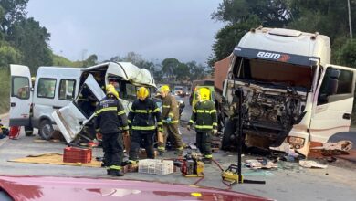 Photo of Grave acidente entre van e caminhão deixa ao menos três mortos na BR-470