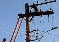 Photo of Homem permanece há quase 24 horas em cima de poste após fugir da polícia