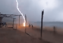 Photo of VEJA: Homem registra momento em que raio atinge e mata duas pessoas