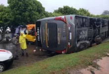 Photo of Ônibus de turismo tomba e deixa pelo menos trinta pessoas feridas em Machadinho
