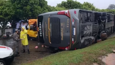Photo of Ônibus de turismo tomba e deixa pelo menos trinta pessoas feridas em Machadinho