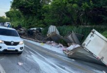 Photo of Oito pessoas morrem em acidente entre Kombi e caminhão