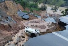 Photo of Carro com idosos cai em cratera aberta de rodovia federal após deslizamento em SC