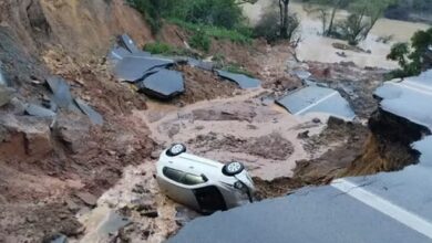 Photo of Carro com idosos cai em cratera aberta de rodovia federal após deslizamento em SC