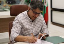 Photo of Pacheco assina decreto que reduz a passagem de ônibus para R$ 4,50
