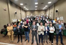 Photo of Mais 87 famílias recebem matrículas imobiliárias em Chapecó