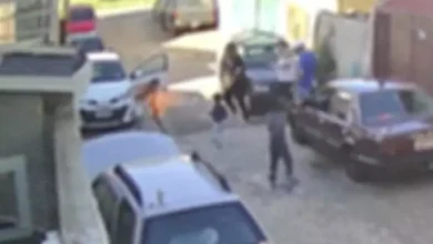 Photo of Vídeo: Homem pega fogo após jogar álcool em churrasqueira acesa