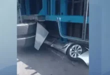 Photo of IMAGENS FORTES: homem morre após carro ser esmagado por caminhão