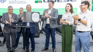 Photo of Em Chapecó, Jorginho Mello assina aditivo para edital que incentiva a pesquisa ligada à produção de leite