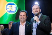 Photo of Deputados da União Progressista sobem no palco com João Rodrigues