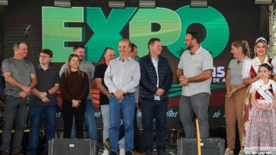 Photo of Em visita a Expo Peritiba, governador assina repasse de recursos para a construção de Centro Multiuso