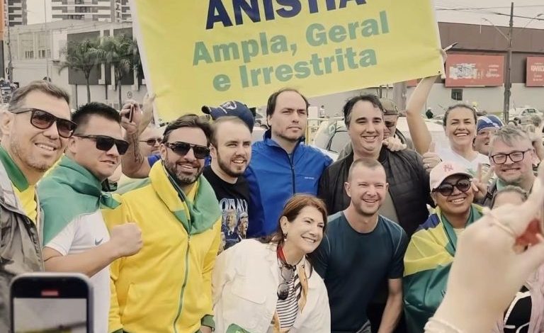 Photo of COLUNA PELO ESTADO – Manifestação une filhos de Bolsonaro em SC