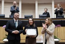 Photo of Alesc concede o Título de Cidadã Catarinense à deputada federal Renata Abreu