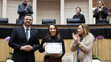 Photo of Alesc concede o Título de Cidadã Catarinense à deputada federal Renata Abreu