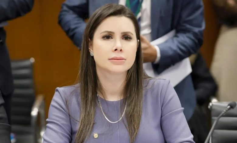 Photo of COLUNA PELO ESTADO – Carol De Toni abre mão de liderança por Eduardo Bolsonaro