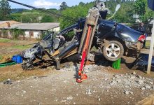 Photo of Veículo parte ao meio em colisão com poste em Chapecó