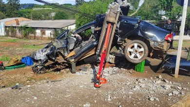 Photo of Veículo parte ao meio em colisão com poste em Chapecó