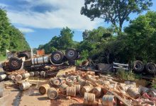 Photo of Caminhão cai em ribanceira após colisão com carreta na BR-163